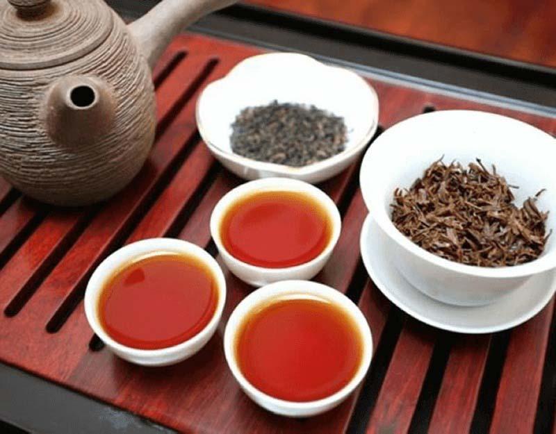 یک سینی چوبی حاوی فنجان‌های چای دا هونگ پائو