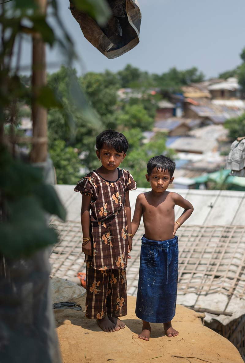 دو کودک پناهنده میانماری در کمپ 