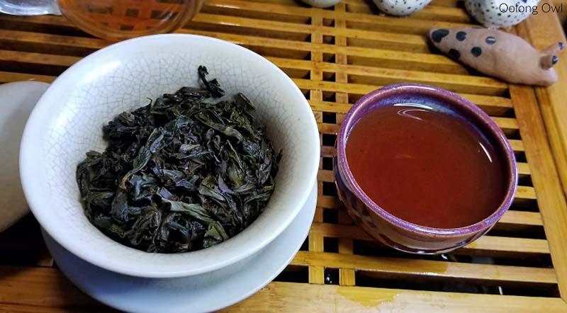 چای خشک و دم کرده دا هونگ پائو روی حصیر بامبو