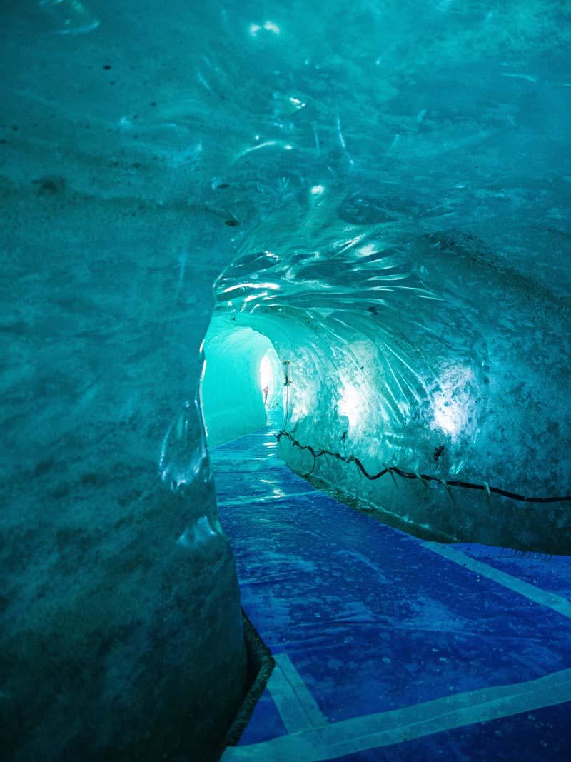 تصویر غار یخی روشن شده با چراغ