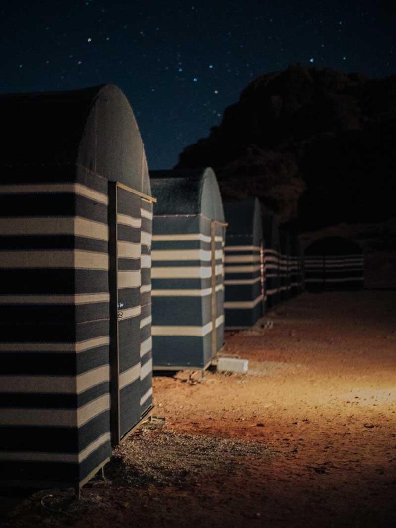 کمپ‌های بیابانی برای گردشگران در صحرای اردن در شب