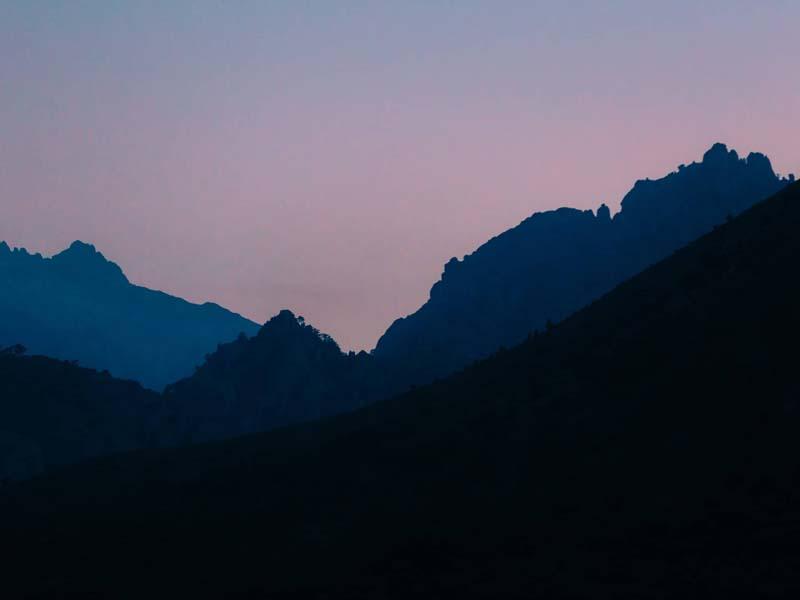 تصویر کوهستان در آغاز شب