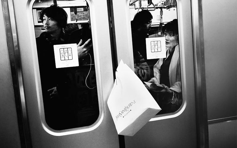 عکس سیاه و سفید از متروی ژاپن