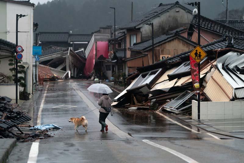 عبور زنی از خیابان‌های زلزله زده در ژاپن