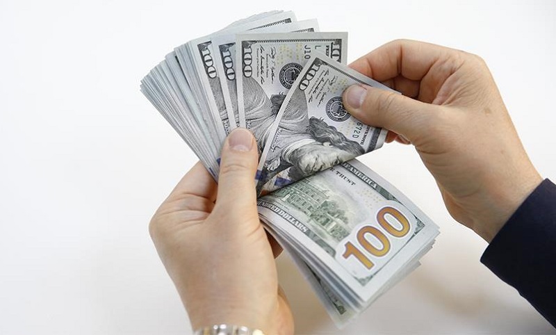 شماردن اسکناس دلار؛ منبع عکس: وب‌سایت aa.com.tr عکاس: نامشخص