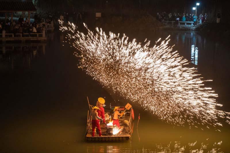 یک نمایش آتش بازی سنتی بخشی از جشن های سه روزه سال در فیدونگ چین