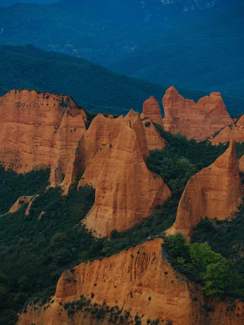 پوشش گیاهی سبز در کوهستانی با صخره‌های زرد در اروپا