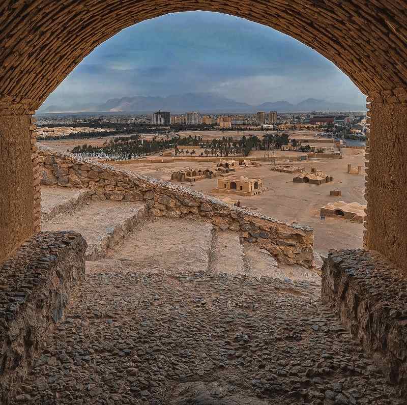 راهپله‌های سنگی دخمه زرتشتیان یزد؛ منبع عکس: گوگل مپ؛ عکاس: طهورا محمد زاده