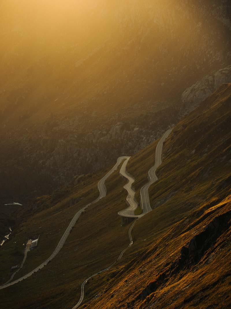 عکس هوایی جاده‌ای کوهستانی در اروپا 
