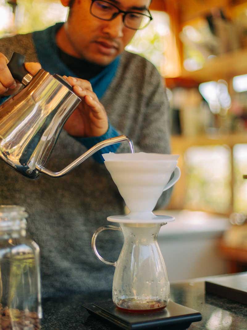 باریستای ویتنامی در حال تهیه قهوه کمکس 