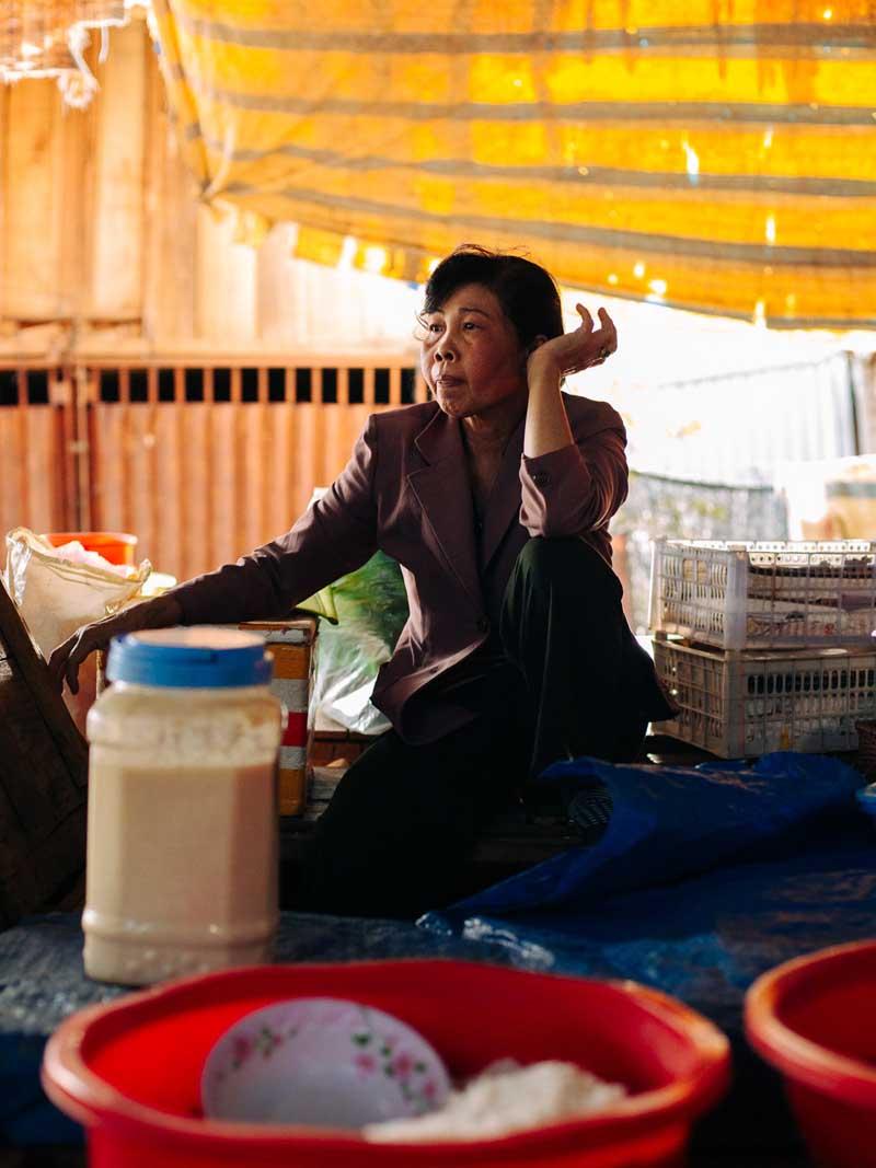 زن فروشنده ویتنامی در حال دستفروشی