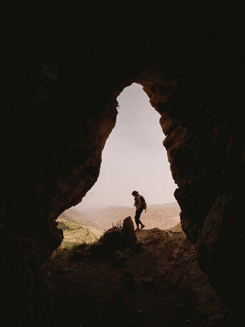 فردی در شکاف دره‌ای در منطقه‌ای از اردن