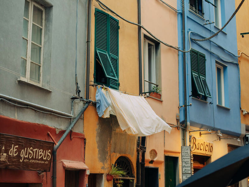 پنجره ساختمان‌های رنگی در شهری اروپایی