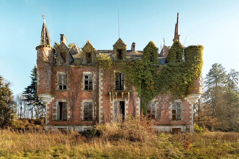 قلعه آجری متروکه ای در کشور فرانسه