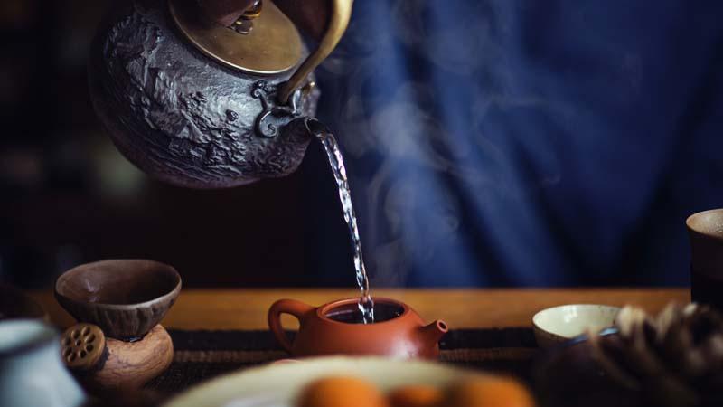 افزودن آب جوش در قوری چای چینی