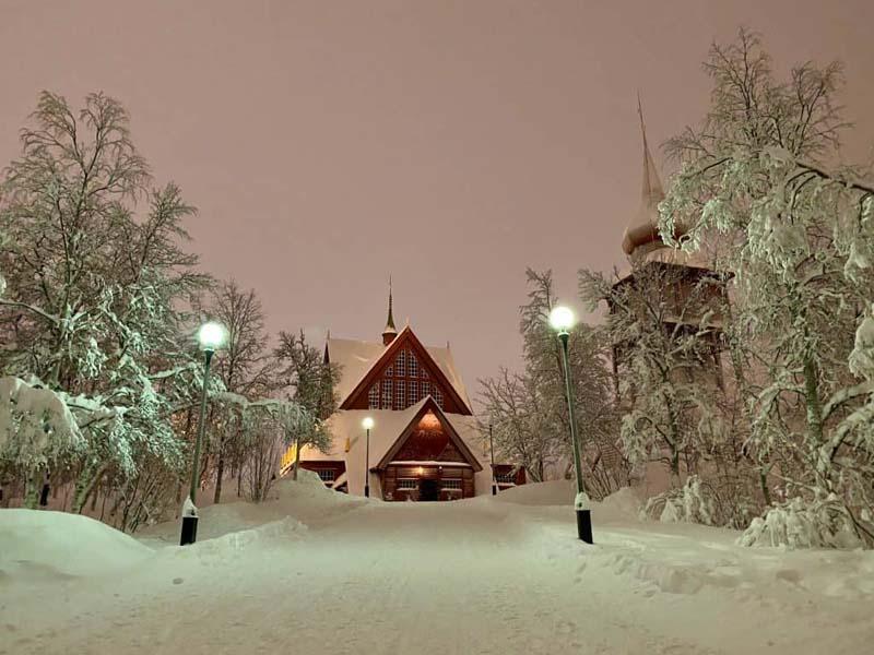 خانه‌ای در میان برف در شب