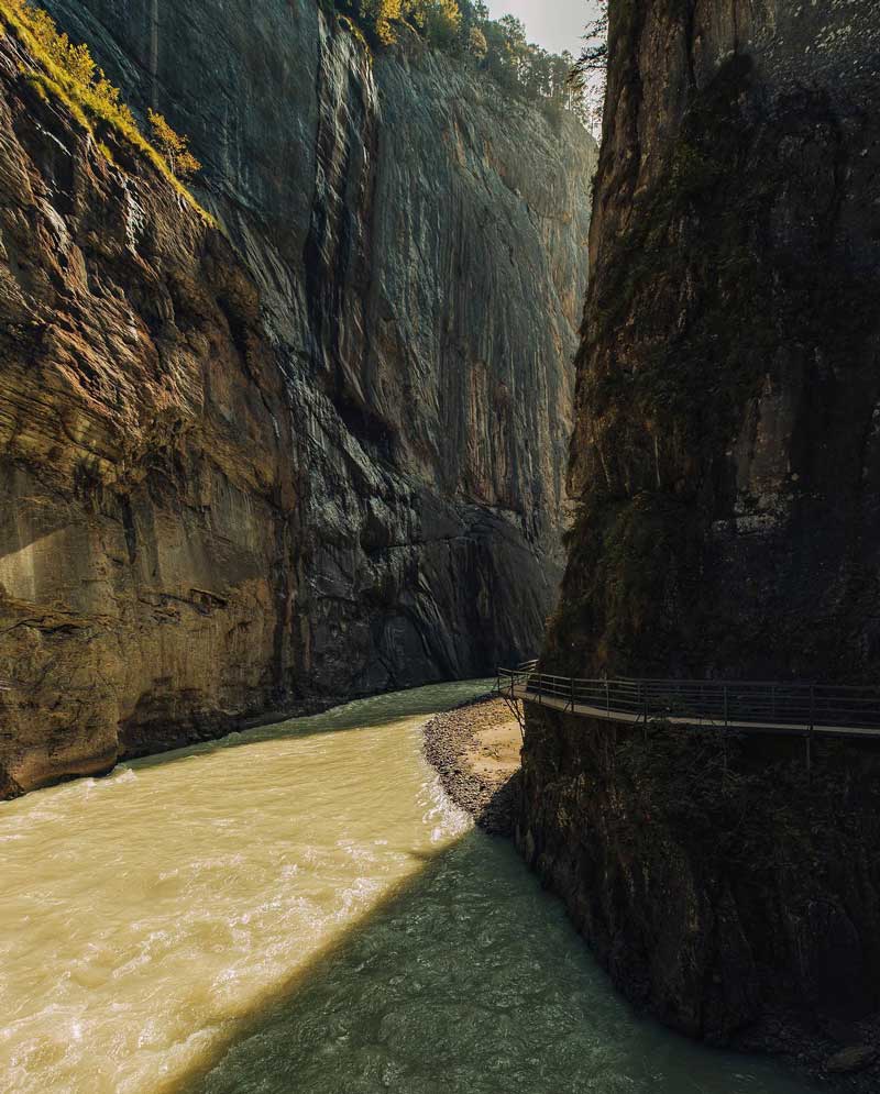رودخانه‌ای در میان دره‌ای در ایتالیا