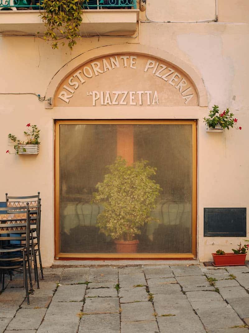 نمای بیرونی یک رستوران ایتالیایی