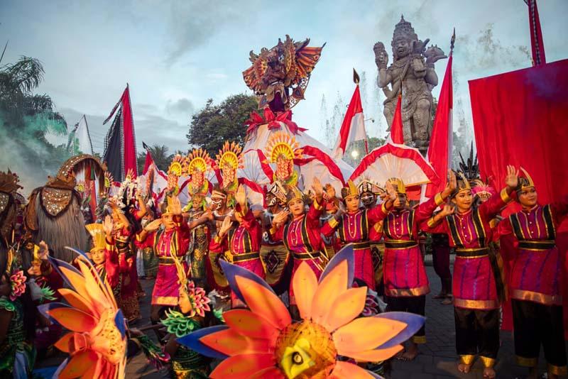 گروه یک رژه فرهنگی در جشن سال نو در بالی اندونزی
