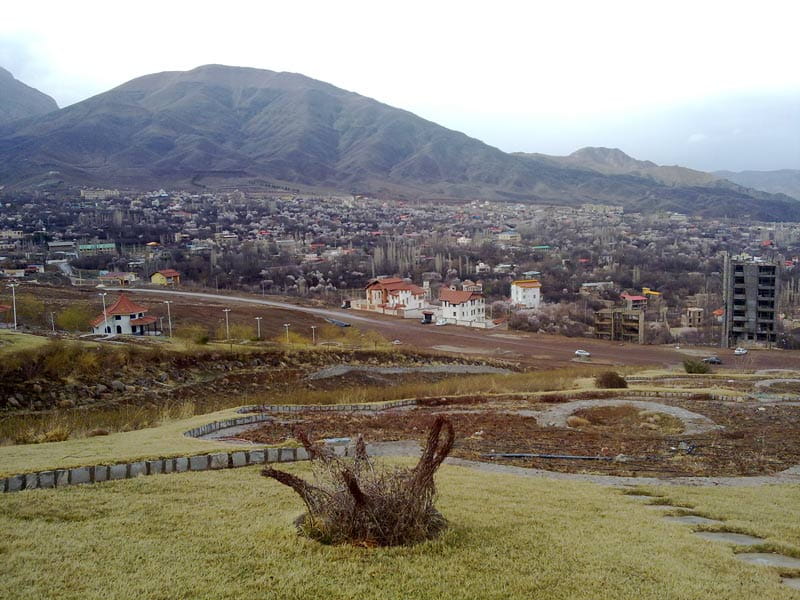 نمایی از شهر قمصر در دامنه کوهستان از نمای دور، منبع عکس: ویکی مدیا، عکاس: فرزاد یوسفیان