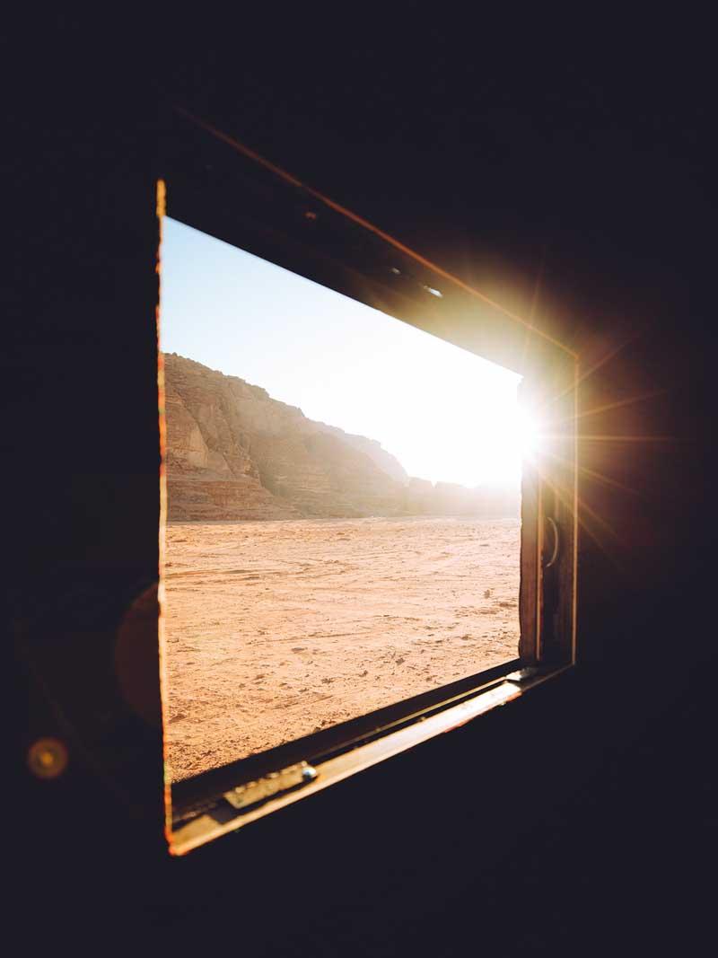 تابش آفتاب از پنجره در بیابان اردن