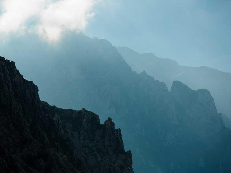 ارتفاعات کوهستانی در اروپا در نور آبی