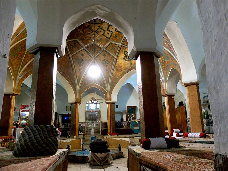 تخت های نشیمن در رستوران حمام خان، منبع عکس: ویکی مدیا، عکاس: Al13Ar18 