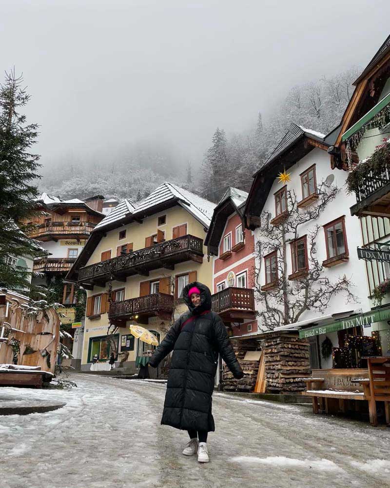 زنی در یکی از خیابان‌های هال اشتات اتریش در زمستان