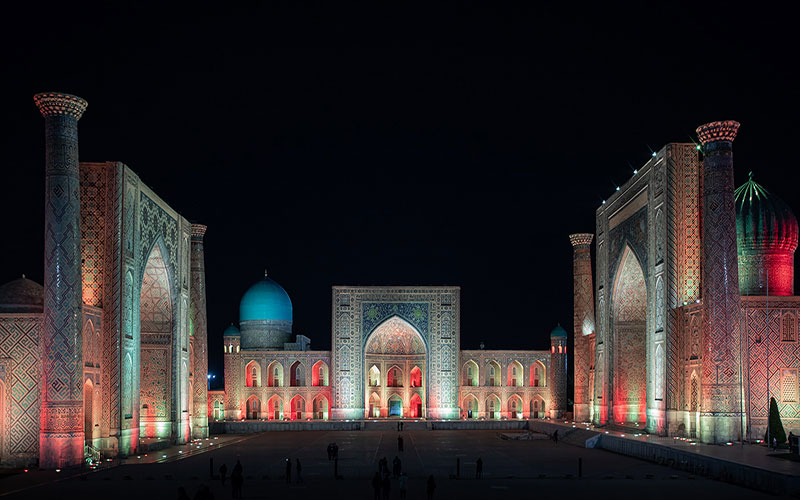 شب در مسجدی با معماری ایرانی اسلامی در ازبکستان