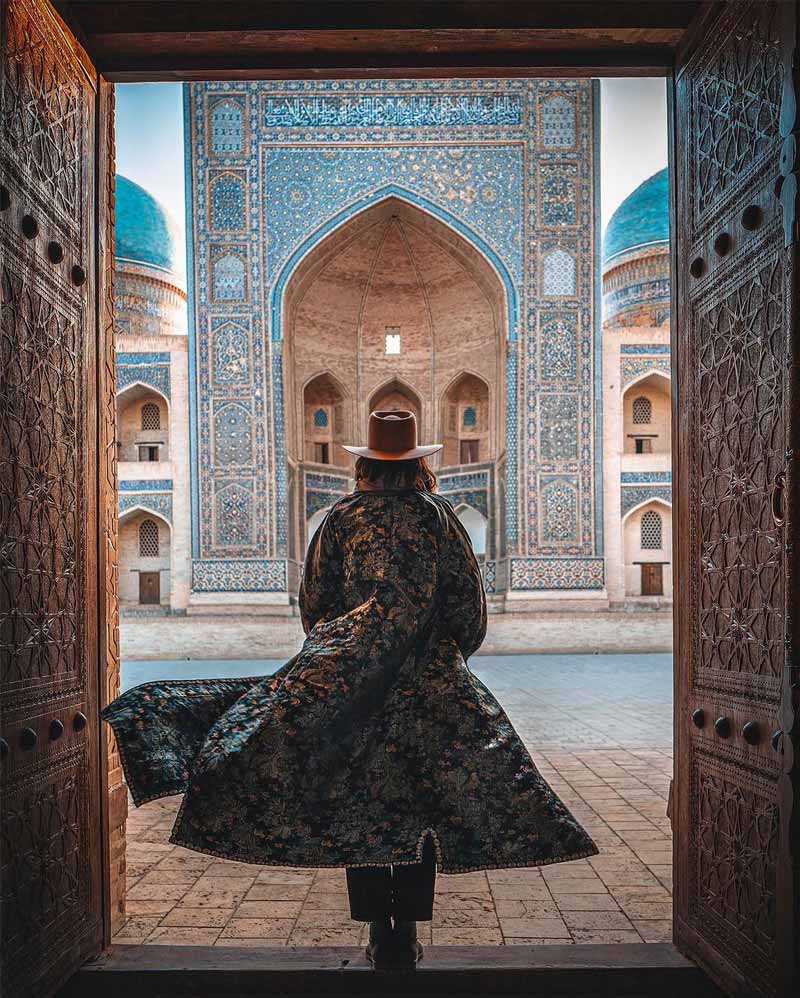 زنی در چارچوب درب بنایی اسلامی در ازبکستان