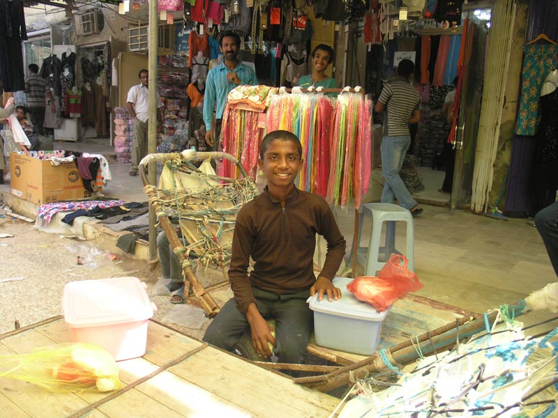 نوجوان باربر در بازار درگهان قشم، منبع عکس: ویکی مدیا، عکاس: محسن برازنده