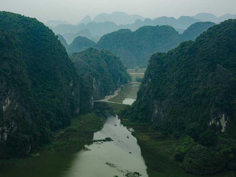 رودخانه‌ای میان دره‌ای سرسبز در ویتنام 