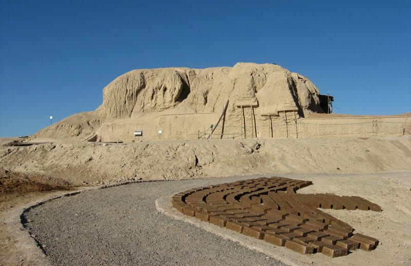 ورودی تپه باستانی سیلک کاشان از نمای دور، منبع عکس: ویکی مدیا، عکاس: محمدرضا شفیع زاده