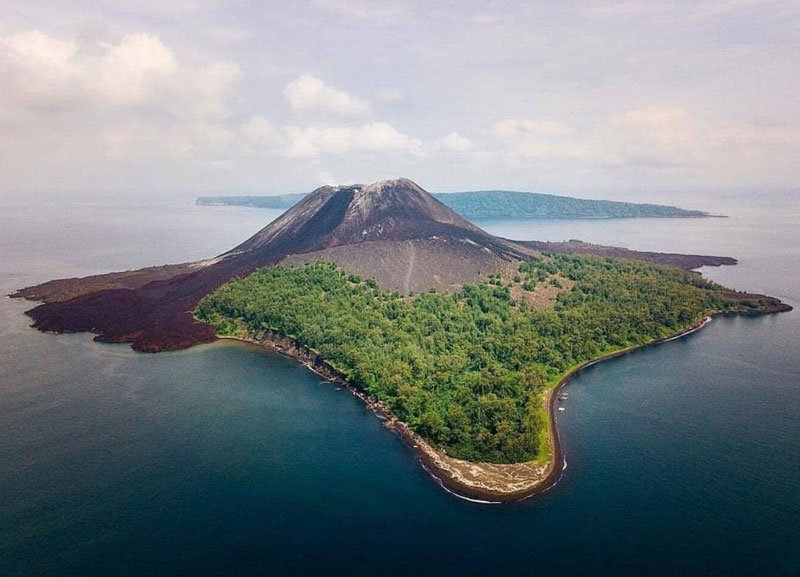 جزیره آتشفشانی کراکاتوا (Mount-Krakatau) در اندونزی