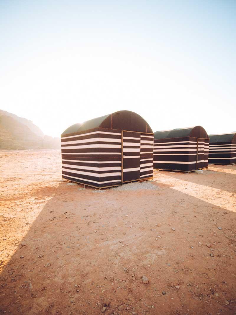 کمپ‌های بیابانی برای گردشگران در صحرای اردن در روز 