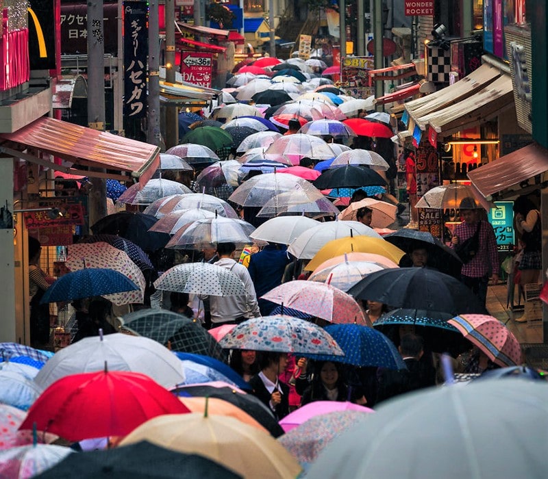 مردم ژاپن با چترهای رنگی