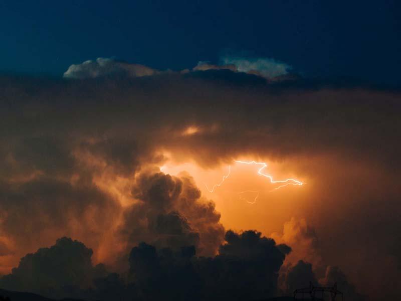 تصویری از رعد و برق در آسمان ابری شب 