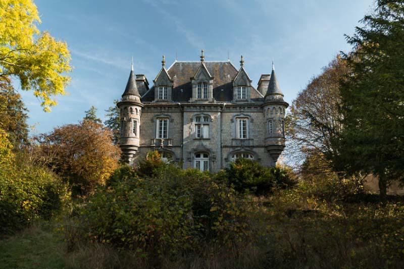 قلعه خاکستری رنگ متروکه ای در کشور فرانسه