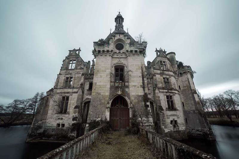 قلعه متروکه بازسازی شده‌ای در فرانسه