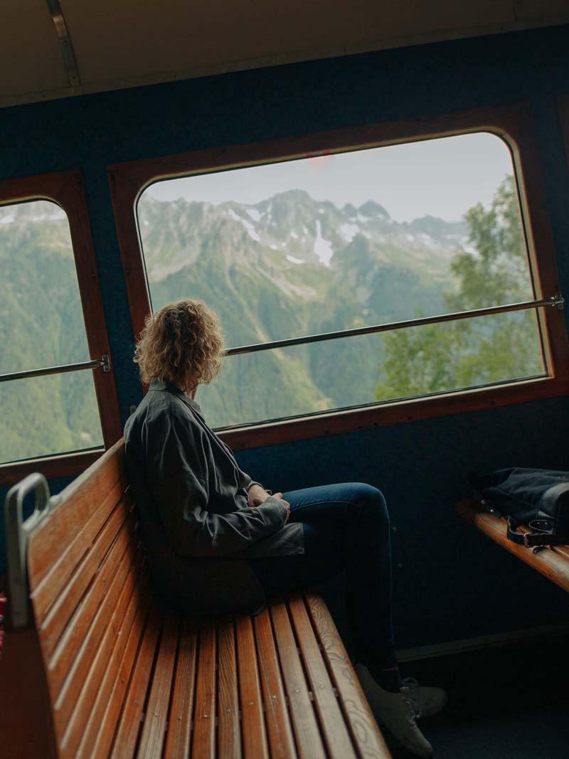 زنی داخل قطار در منطقه‌ای کوهستانی