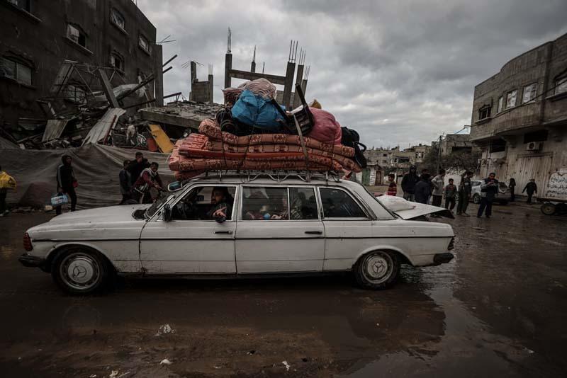 فلسطینی‌ها در حال ترک خانه‌های خود پس از حمله اسرائیل به پناهگاه مرکزی غزه