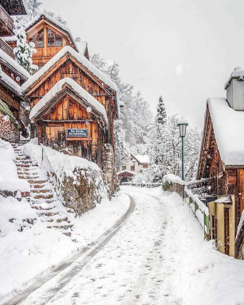 خانه‌های چوبی قدیمی هال اشتات در برف
