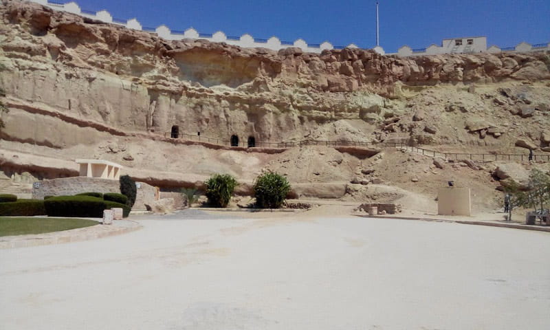 نمای ورودی غارهای خربس در دامنه کوه از نمای دور، منبع عکس: ویکی مدیا، عکاس: نرگس مهدوی
