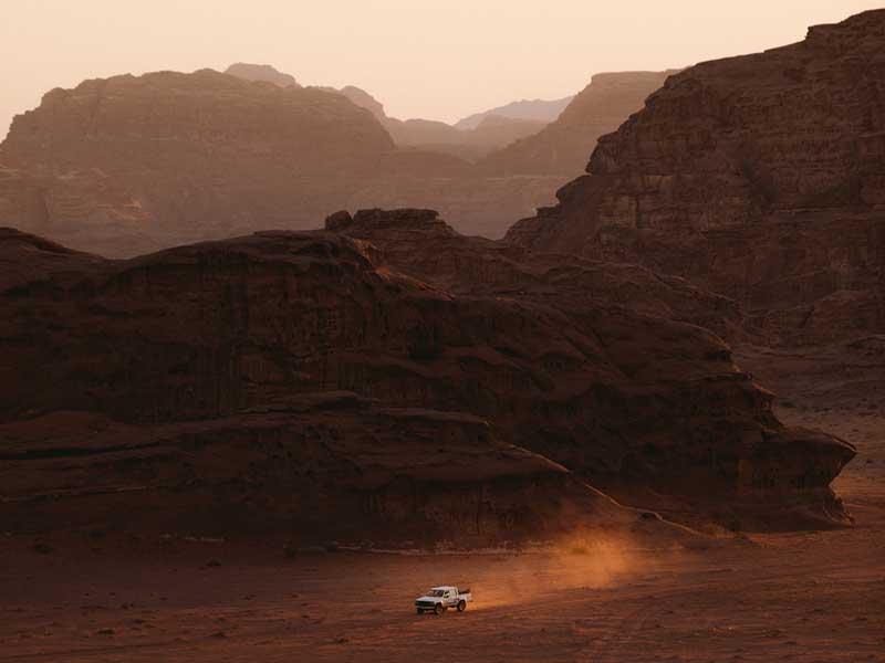 عبور خودرویی از بیابانی در اردن 