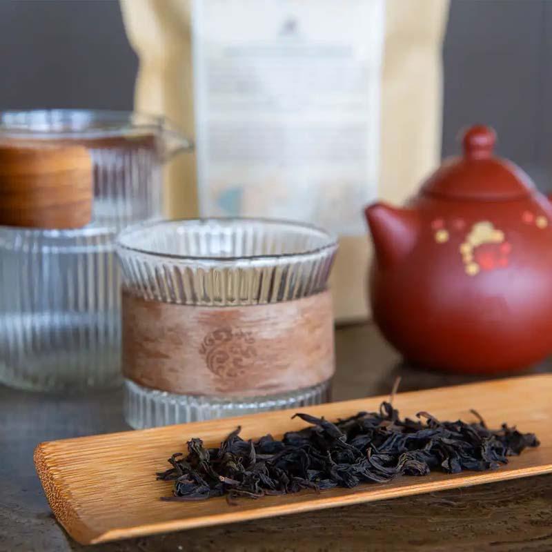 مقداری چای خشک دا هونگ پائو داخل ظرف چوبی