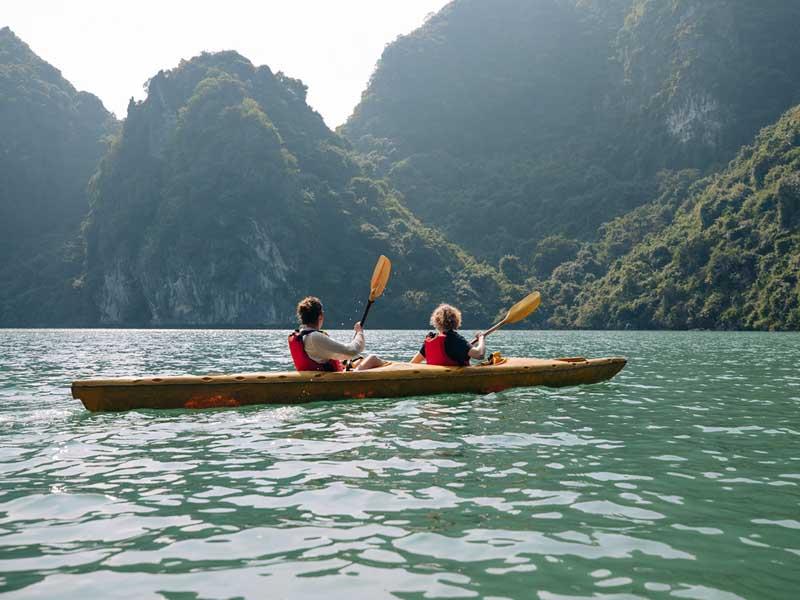 زن و مرد گردشگری در قایقی تفریحی در ویتنام