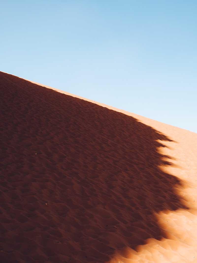 تابش آفتاب بر شنهای صحرایی در اردن