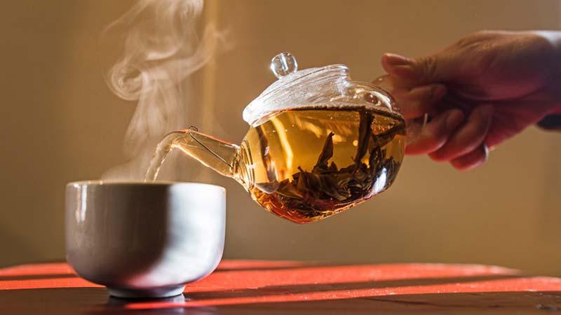 ریختن چای چینی در فنجان