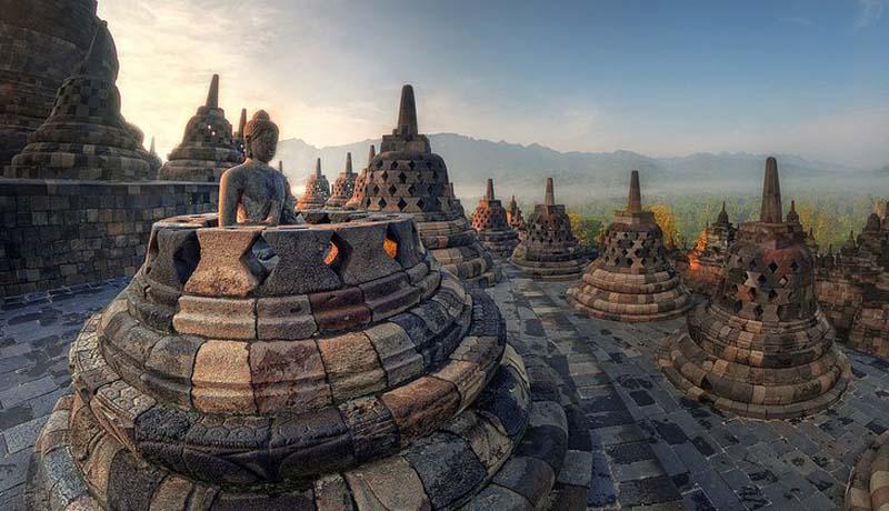 سازه‌های مخروطی شکل در معبد بوروبودور (Borobudur)