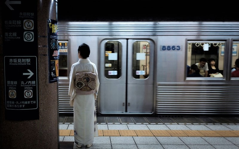 زنی با لباس سنتی ژاپنی در ایستگاه مترو